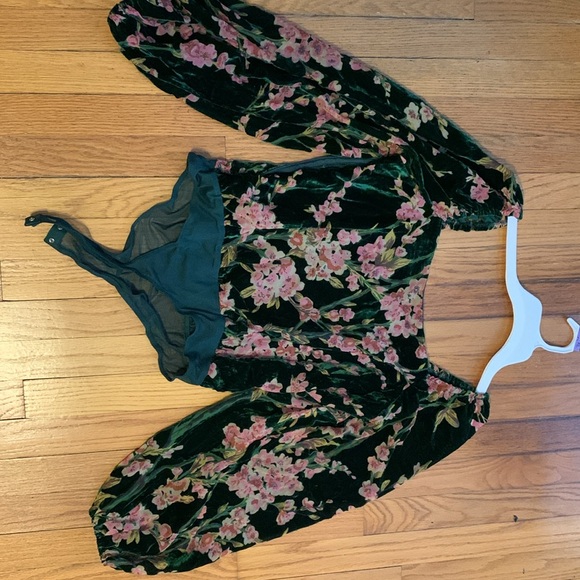 Lulus green bodysuit. Velvet- floral. Balloon sleeves. - Picture 4 of 4